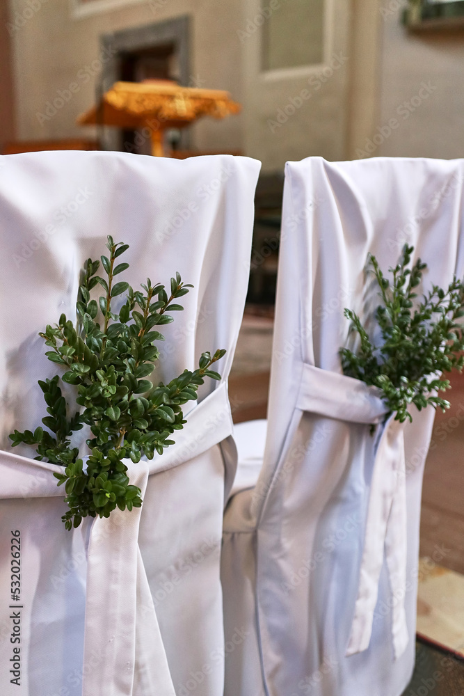 The backs of chairs for brides are decorated with periwinkle sprigs. Wedding traditions. The backs of chairs for brides are decorated with periwinkle sprigs. Wedding traditions.