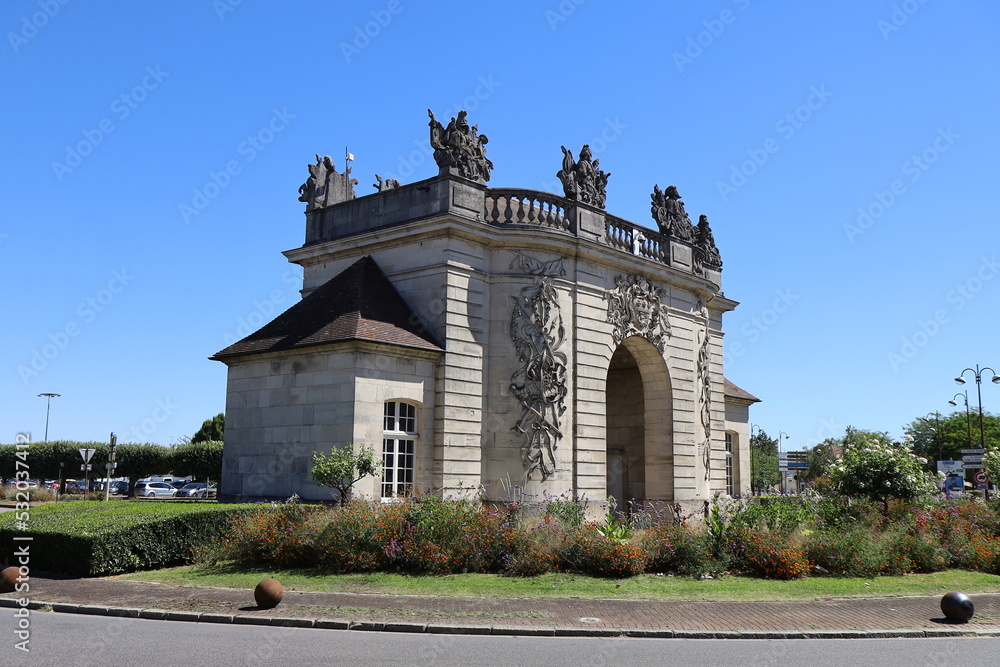 Obraz premium La porte du pont, porte de ville construite au 18ème siècle, ville de Vitry le François, département de la Marne, France