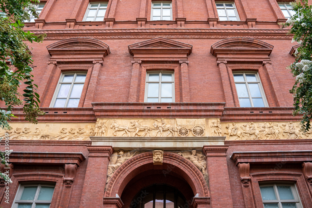 Obraz premium Exterior view of the National Building Museum, originally the Pension Building built in 1887, showing a frieze sculpted by Caspar Buberi depicting Civil War soldiers
