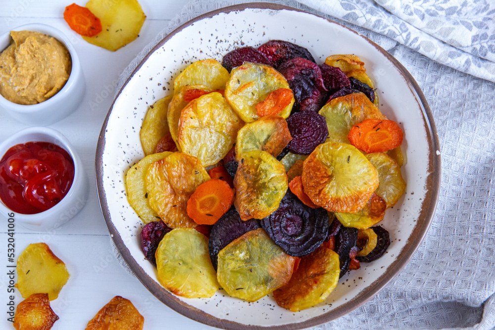 Vegetable chips with tomato and yoghurt sauce Vegetable chips with tomato and yoghurt sauce