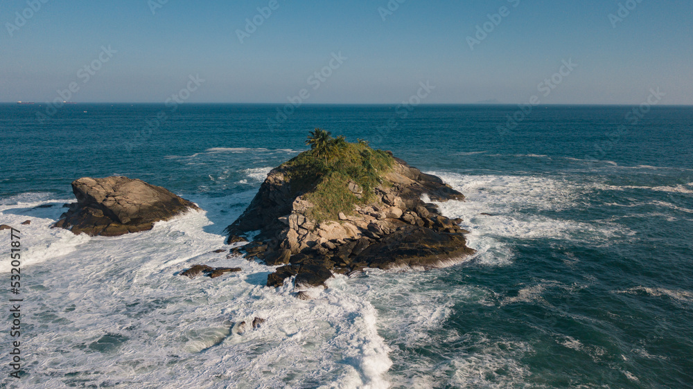 Φωτογραφία Ilha de Aparas, na praia de Toque Toque Pequeno em São Sebastião, litoral de São Paulo