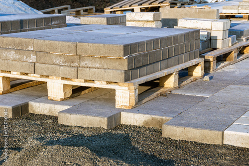 Obraz na płótnie paving slabs made of artificial stone lie on pallets, preparing the base and pro