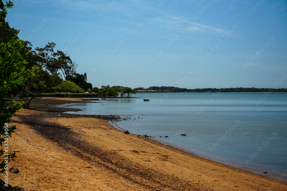 Φωτογραφία View north from sandy shore at Redland Bay to Victoria Point, and Coochiemudlo Island in the distance