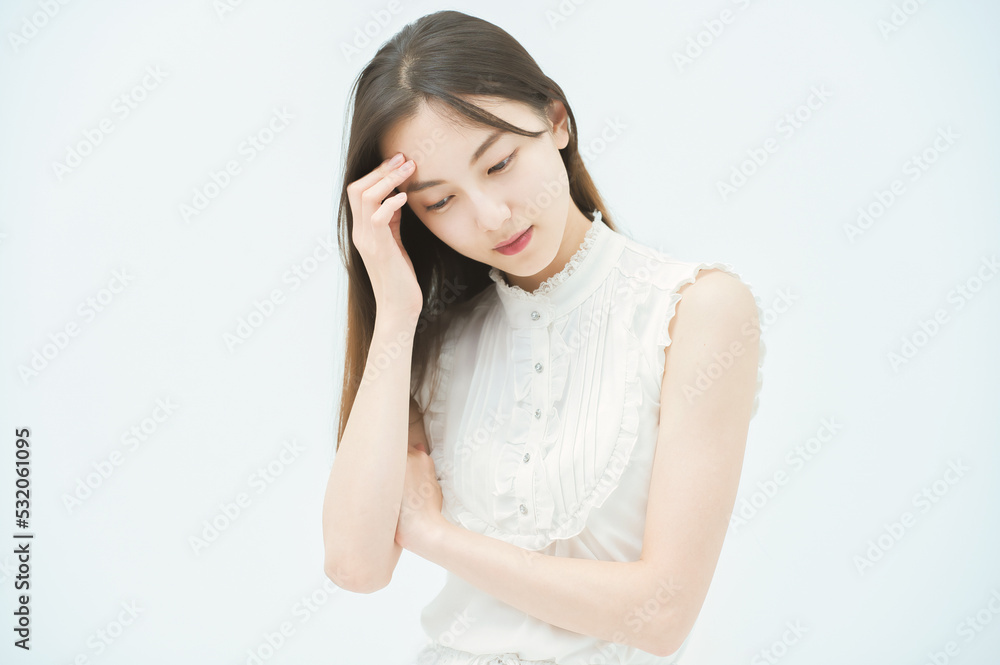 ストレスを抱えた表情をする若い女性