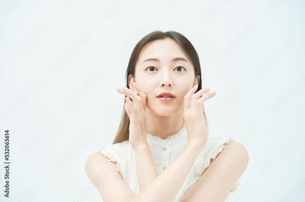 肌の状態を確かめる女性
