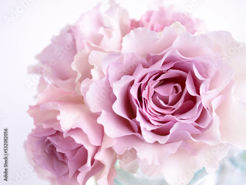 花瓶に入れたピンクの薔薇の花