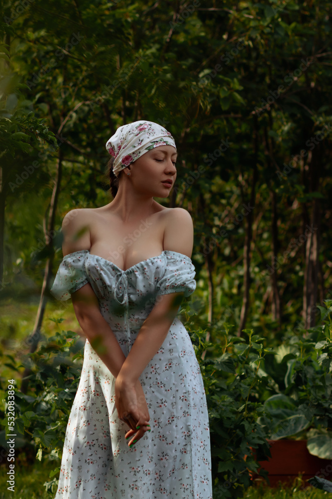 Obraz premium Charming woman standing in garden