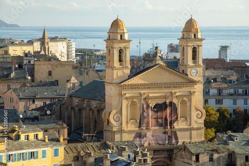 Eglise St Jean Batiste à Bastia vue des toits de la ville de Bastia en haute corse