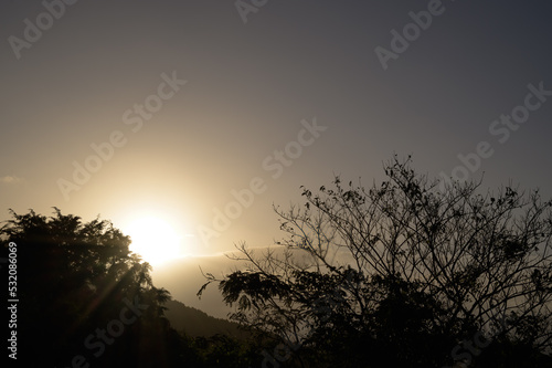 朝日と靄とシルエット © KsDesign