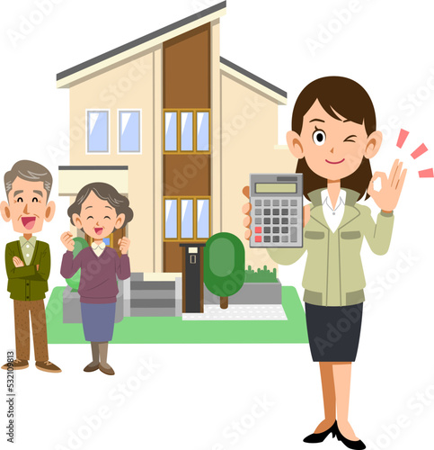 住宅の前に立つシニア夫婦と電卓を見せOKのサインを示す工務店の女性
