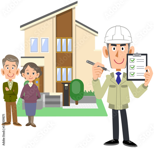 住宅の前に立つシニア夫婦とチェックリストを掲げる作業着の男性
