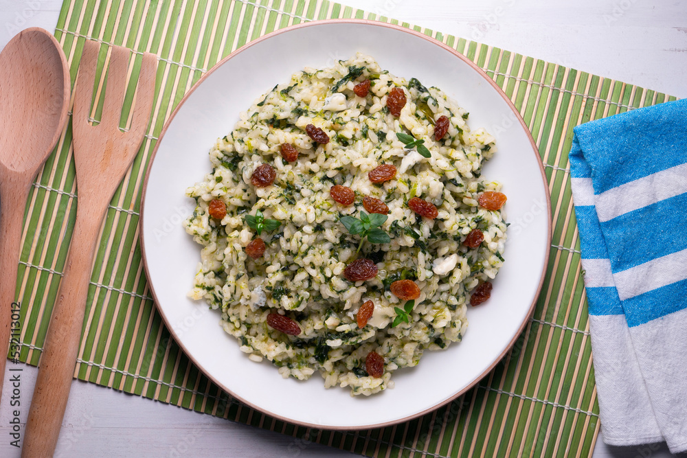 Rice with spinach and raisins. vegan recipe. Rice with spinach and raisins. vegan recipe.