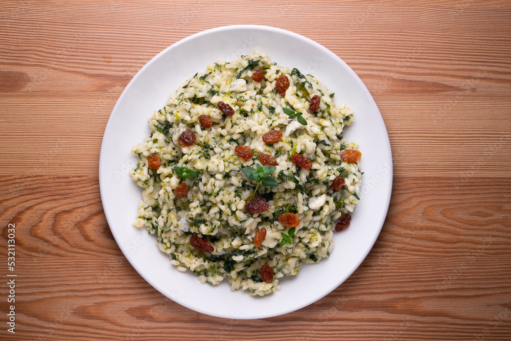 Rice with spinach and raisins. vegan recipe. Rice with spinach and raisins. vegan recipe.
