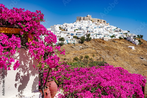 Fototapeta Naklejka Na Ścianę i Meble -  Bougainvillea i widok na Greckie miasto Astypalea