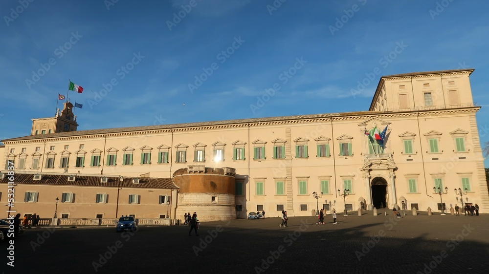 Façade du palais du Quirinal (palazzo del Quirinale) à Rome, résidence officielle du Président de la République italienne, sur la place du Quirinal, au soleil couchant (Italie)