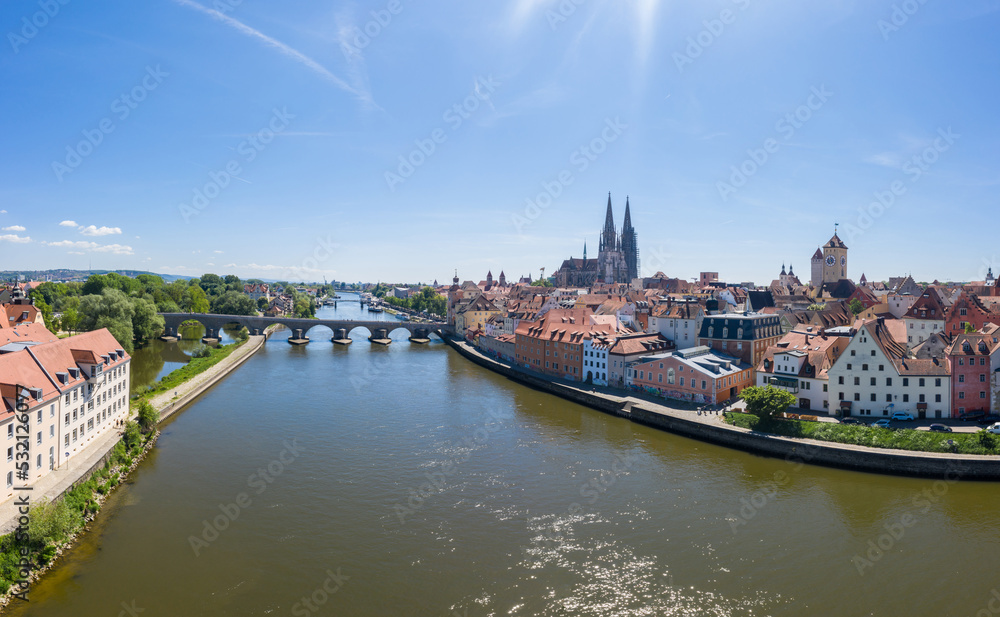 Drohne Panorama der Stadt Regensburg in Bayern mit dem Fluss Donau dem Dom und der steinernen Brücke im Sommer, Deutschland