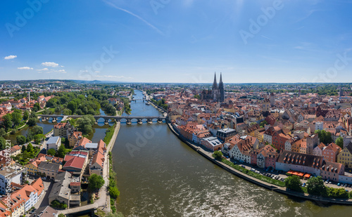 Drohne Panorama der Stadt Regensburg in Bayern mit dem Fluss Donau dem Dom und der steinernen Br  cke im Sommer  Deutschland