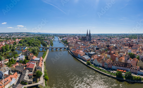 Drohne Panorama der Stadt Regensburg in Bayern mit dem Fluss Donau dem Dom und der steinernen Brücke im Sommer, Deutschland