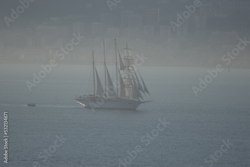 Goélette dans la baie d'Ajaccio