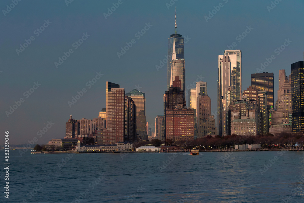 Fototapeta premium Manhattan skyline al tramonto