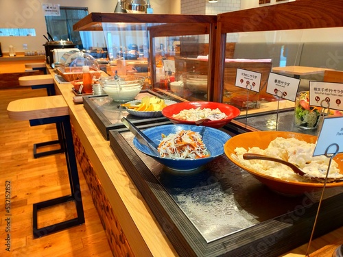 美味しそうなホテルの朝食バイキング（ビュッフェ）の料理の風景（コピースペースあり）