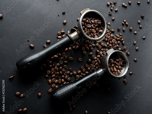 Obraz na płótnie Coffee beans in a holder on a black background w salonie
