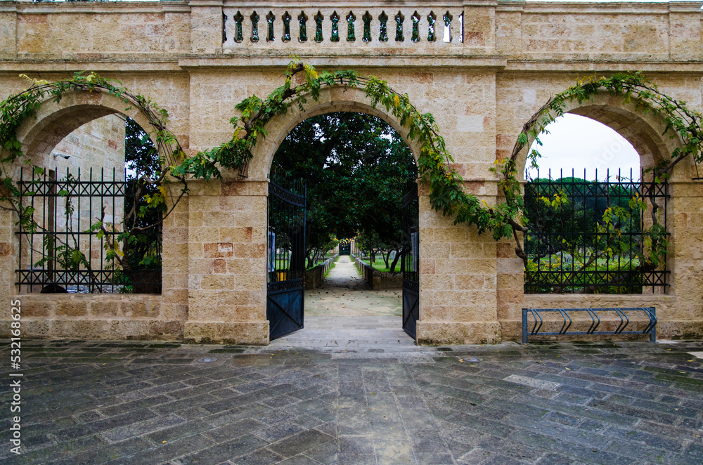 L’ingresso al frutteto di Palazzo Baronale Serafini-Sauli, sede del comune di Tiggiano, borgo del Salento, in Puglia