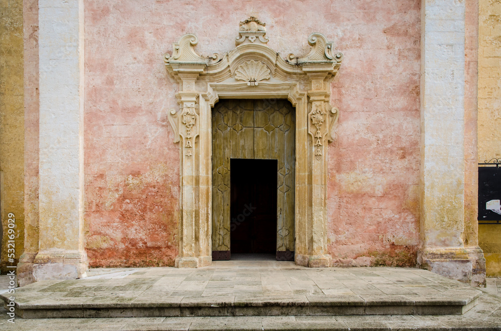La facciata della chiesa dedicata a Sant’Ippazio a Tiggiano, borgo del Salento, in Puglia