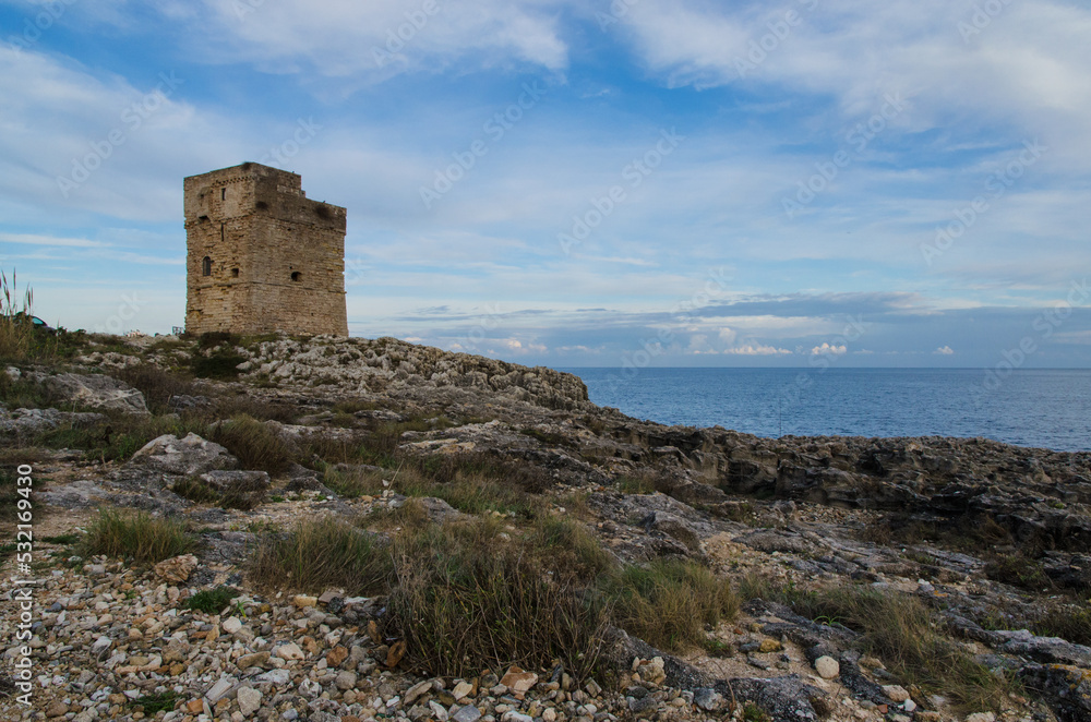Torre Palane, vecchia torre di avvistamento sulla costa rocciosa del Salento vicino al borgo di Tricase, 