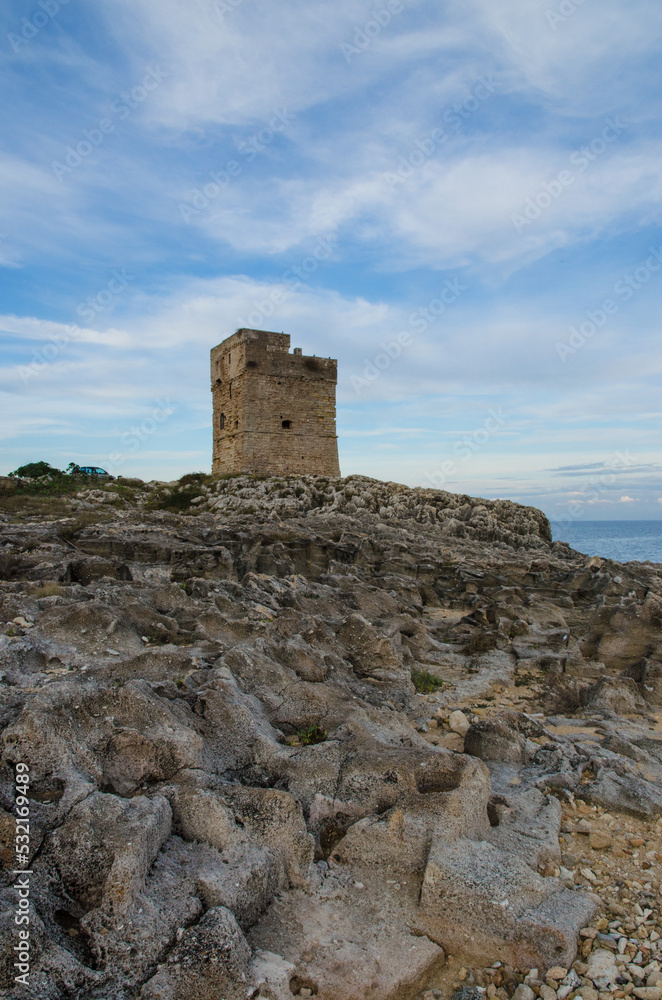 Torre Palane, vecchia torre di avvistamento sulla costa rocciosa del Salento vicino al borgo di Tricase, 