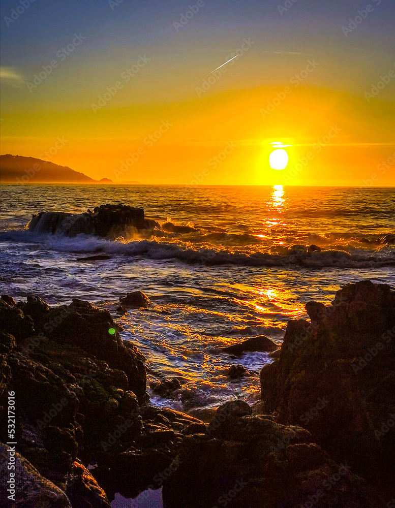 Obraz premium Puesta de sol en el mar. Ría de Vigo. Galicia. España. 