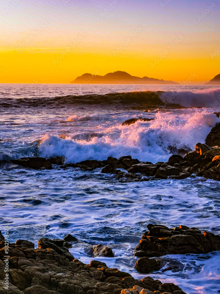 Obraz premium Atardecer en la costa con olas. Ría de Vigo. Galicia. España. 