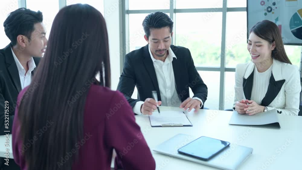 Executives of both companies have reached an agreement to do important projects. Signing a formal contract document in the company's relaxation room. Executives of both companies have reached an agreement to do important projects. Signing a formal contract document in the company's relaxation room.