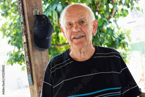 Fotografie Retrato de um idoso ao ar livre