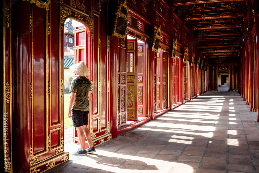 Φωτογραφία Turista con sombrero vietnamita descubriendo los pasillos y corredores de la ant