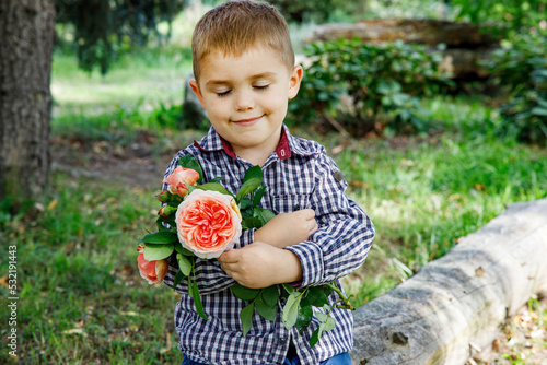 Rozmarzone dziecko i kwiaty dla mamy, kwiaty na dzień nauczyciela prosto z ogrodu, polne kwiaty, od serca, z okazji dnia mamy, z okazji dnia nauczyciela