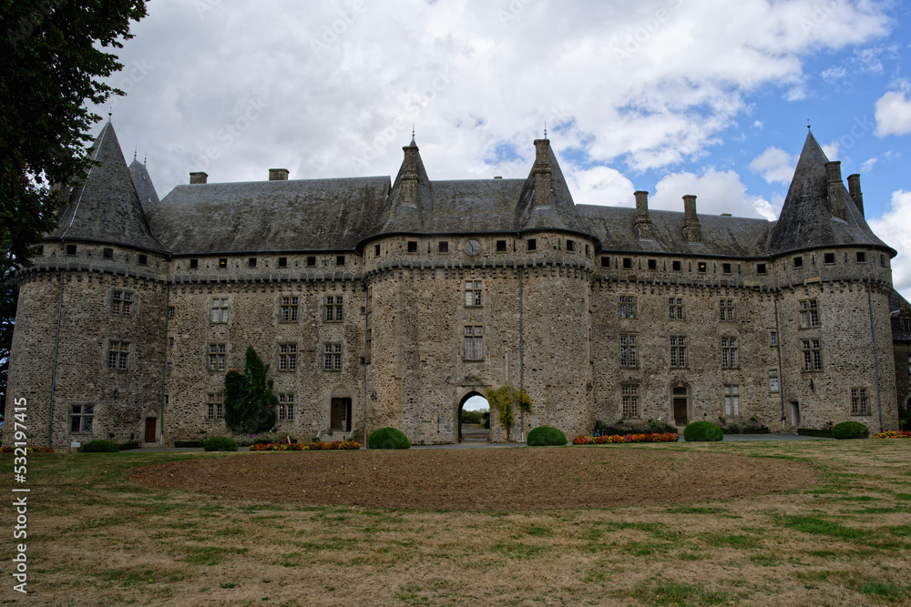 Façade du château de Pompadour