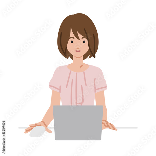 デスクで座ってPCを使っているオフィスカジュアルの女性