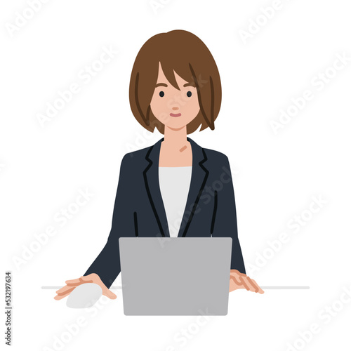 デスクで座ってPCを使っているスーツの女性