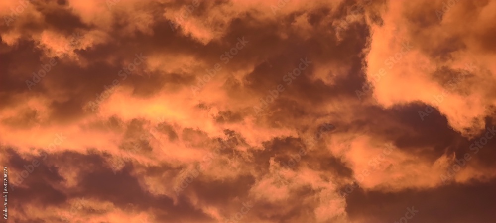 Orangefarbene Wolkendecke