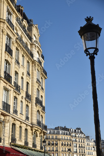 Immeubles cossus et réverbère à Paris. France