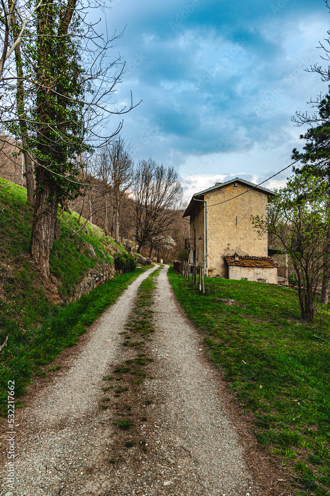 sentiero carrabile con casale sentiero carrabile con casale