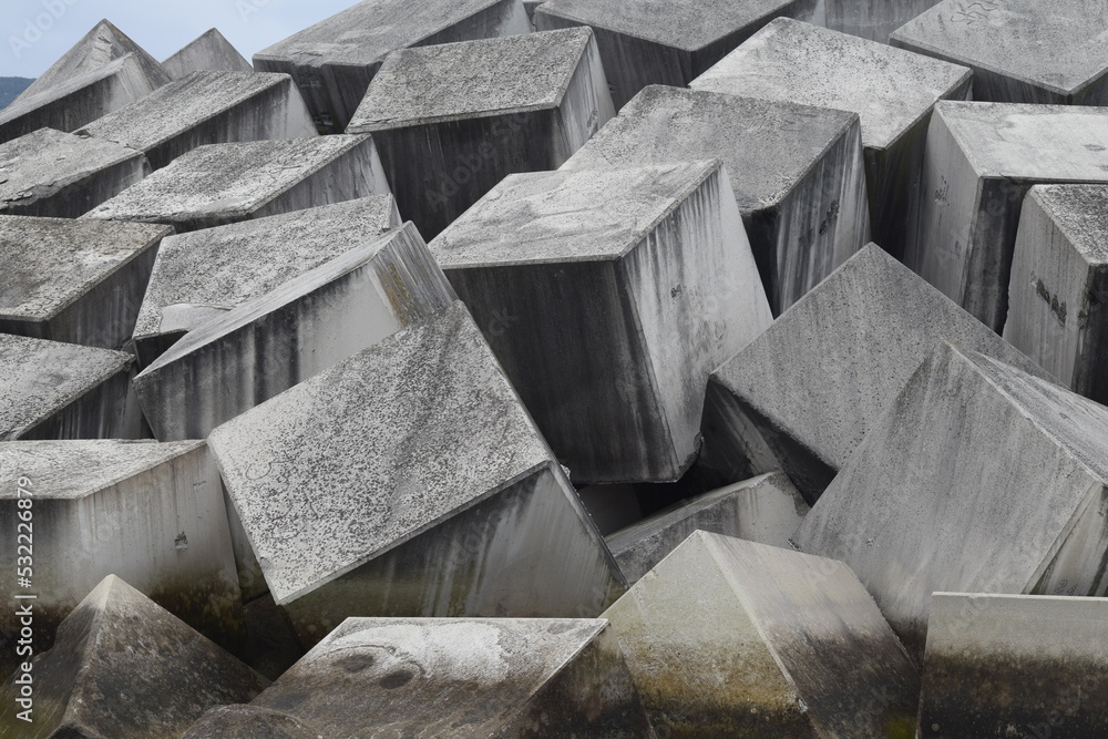 Cubos de concreto utilizados como rompeolas para proteger el puerto marítimo