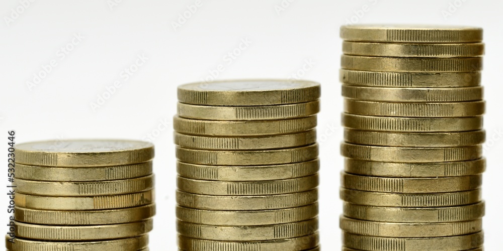 Pilas de monedas de euro dispuestas de mayor a menor, aislado en blanco Pilas de monedas de euro dispuestas de mayor a menor, aislado en blanco