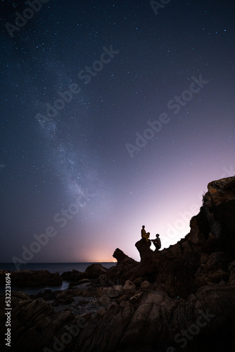 Silueta pareja en la playa con la via lactea  