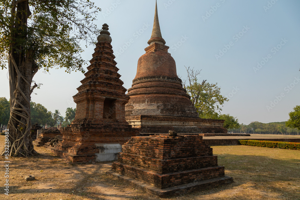 Fototapeta premium Huge pagoda and remains of a temple in Sukhothai Historical Park, Thailand