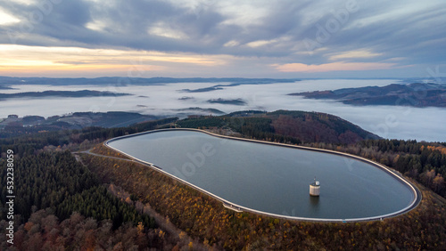 Oberbecken Pumpspeicherwerk See bei Sonnenaufgang mit Nebel in den umliegenden Wäldern