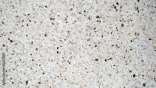 Mosaico de terrazo tonos marrones, beige, gris y base blanca. Se puede usar como fondo.