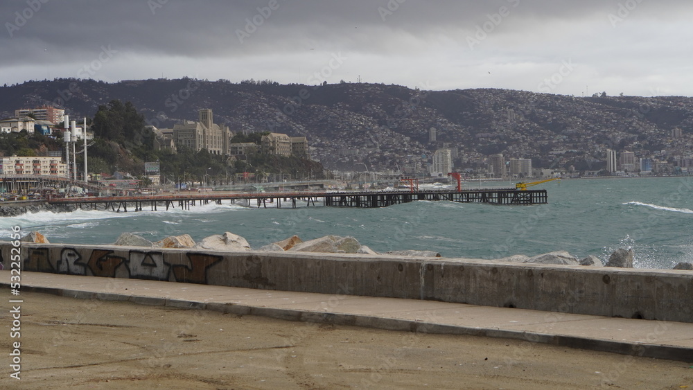 Viste del océano pacifico en Valparaíso, con el muelle de caleta portales de fondo. Se ve el mar agitado por las olas. se avecina una tormenta. Viste del océano pacifico en Valparaíso, con el muelle de caleta portales de fondo. Se ve el mar agitado por las olas. se avecina una tormenta.