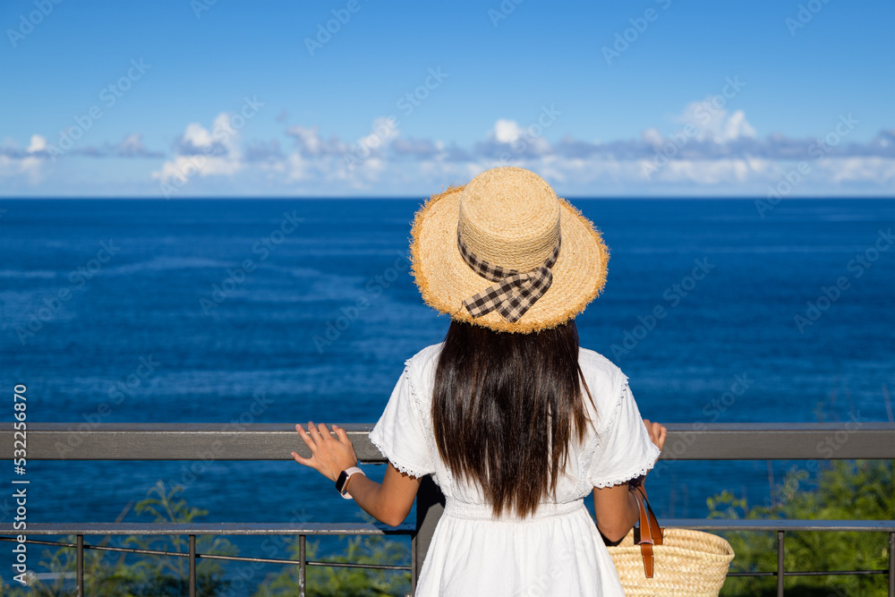Fototapeta premium Woman go travel with the blue sea background